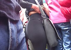 八名男子与一个女孩打扮成圣诞老人 性别妈妈亚洲